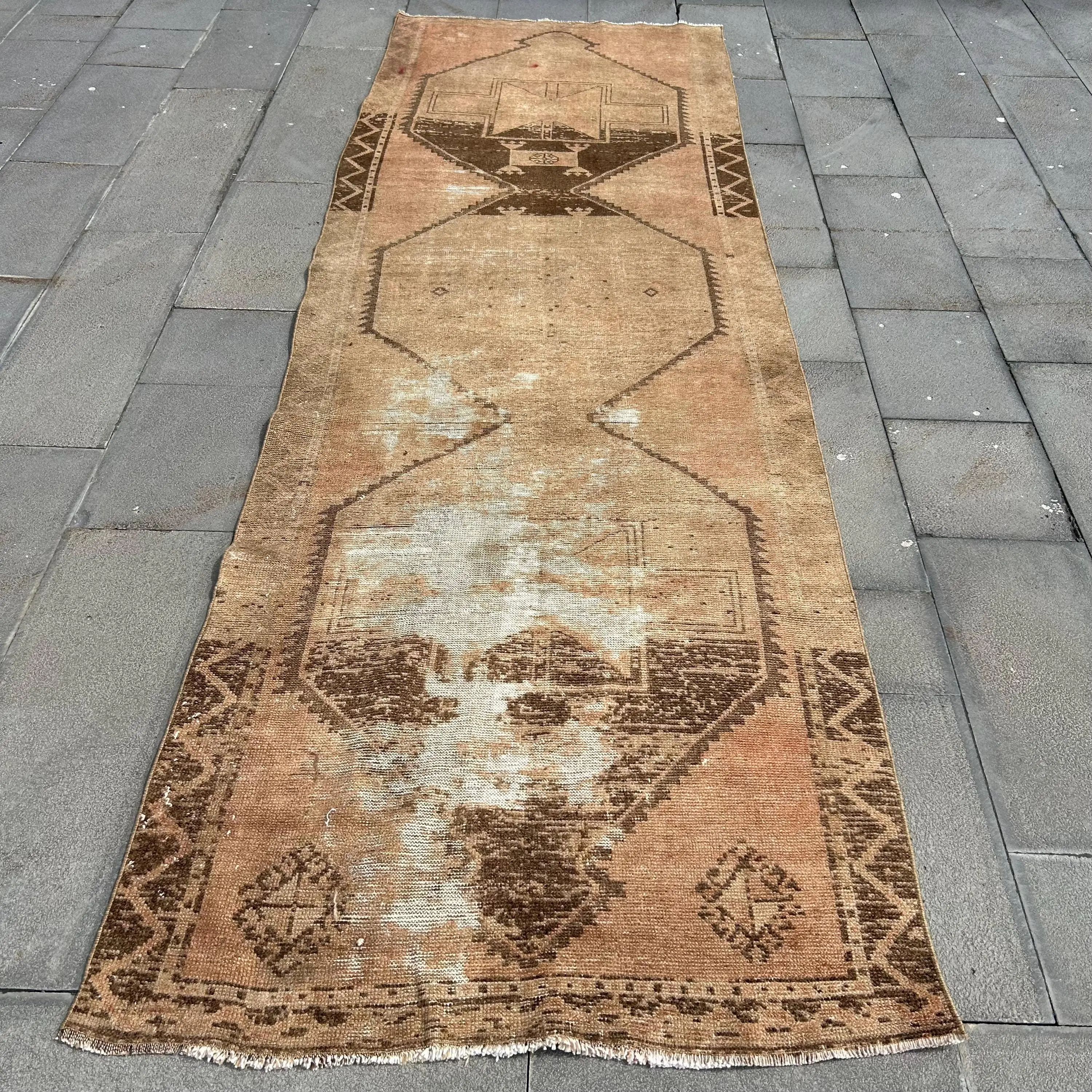 3,5 x 10,8 ft großer Vintage-Teppich, türkischer Läuferteppich, braun-weißer Blumenteppich - 1