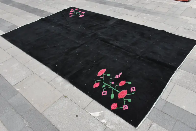 Vintage Türk Halısı, 6.3x9.9 ft Oushak Halı, Siyah Pembe Bitkiler ve ağaçlar Yün Halı - 1