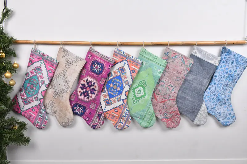 Patrón de adornos navideños coloridos, calcetín navideño de 7 pulgadas de ancho