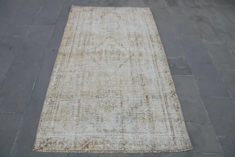 Eleganter beigefarbener marokkanischer Teppich, 3,7 x 6,6 Fuß mit braunen Akzenten