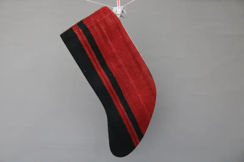 Medias navideñas rojas con adornos negros, medias festivas