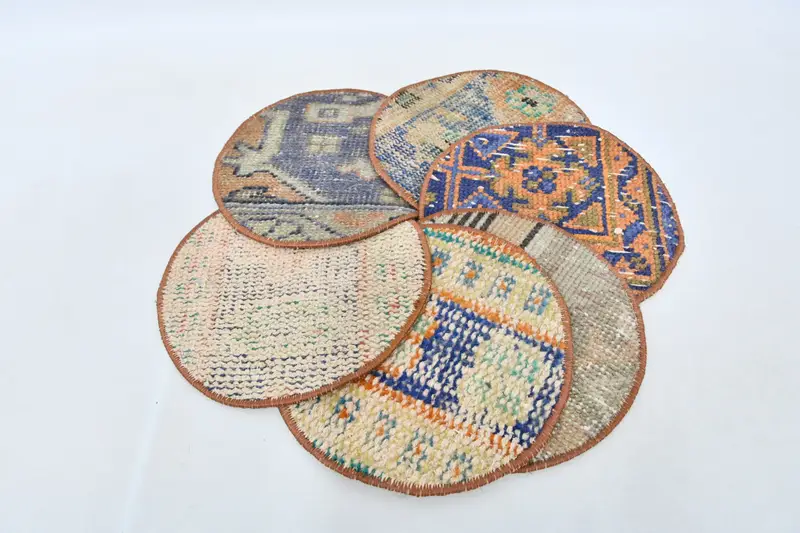 Elegantes manteles individuales azules y naranjas, elegante accesorio de comedor