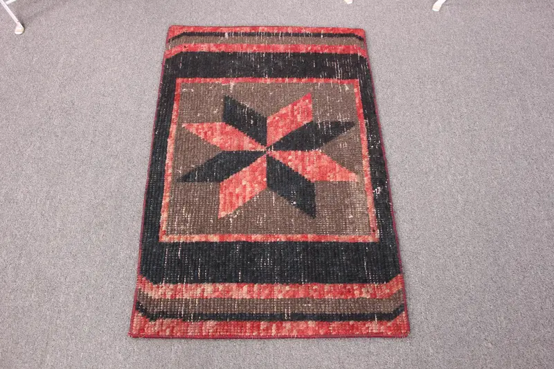 手作りのブラック&レッドラグ、1.7x2.7フィートのストライプ幾何学模様