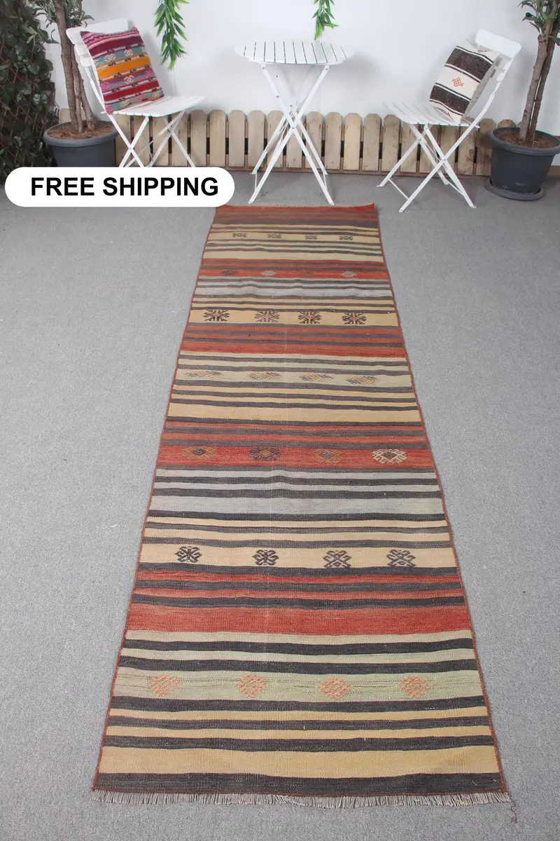 Red and Green Rug, 2,7x9,4 ft Floral and Geometric Pattern