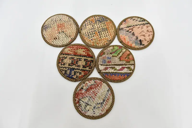 Posavasos redondos bohemios rojos y beige, juego de posavasos elegante y duradero