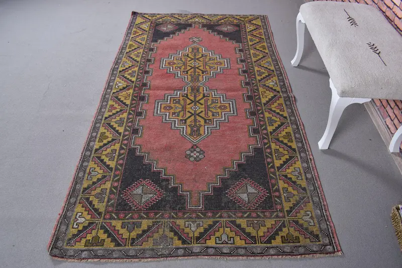 赤、黒の水玉模様のラグ、125x223 cm シックな装飾