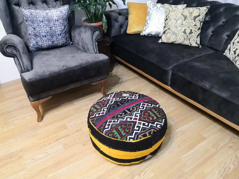 Dikdörtgen Kilimden Esinlenmiş Puf, Yeşil & Kırmızı Yün Puf