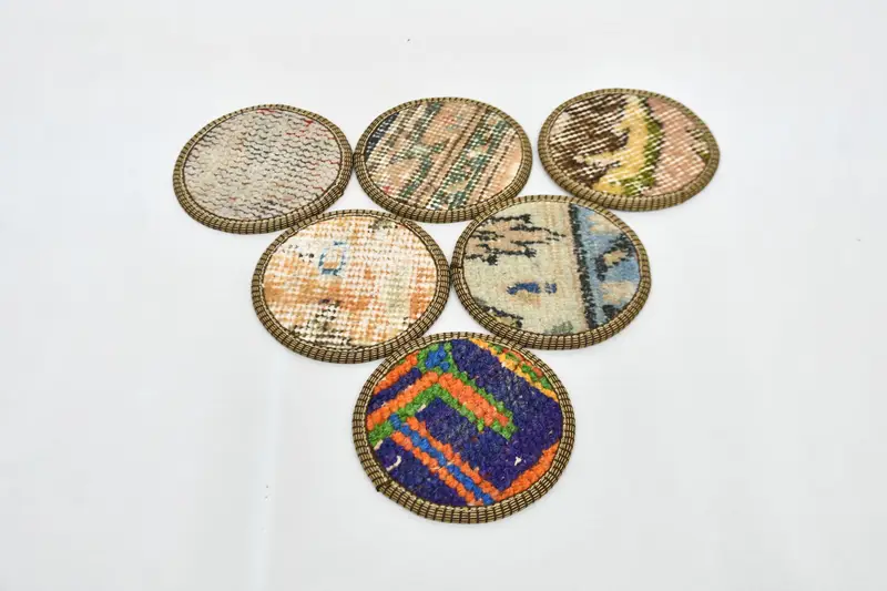 Elegantes posavasos beige y bronce, posavasos redondos premium