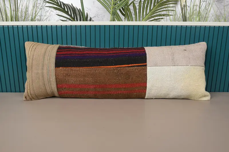 Besticktes Patchwork-Kissen in Braun und Beige, handgefertigtes Wurfkissen