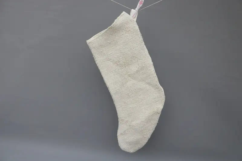 Media navideña beige, 9 pulgadas de ancho con patrón de adornos blancos