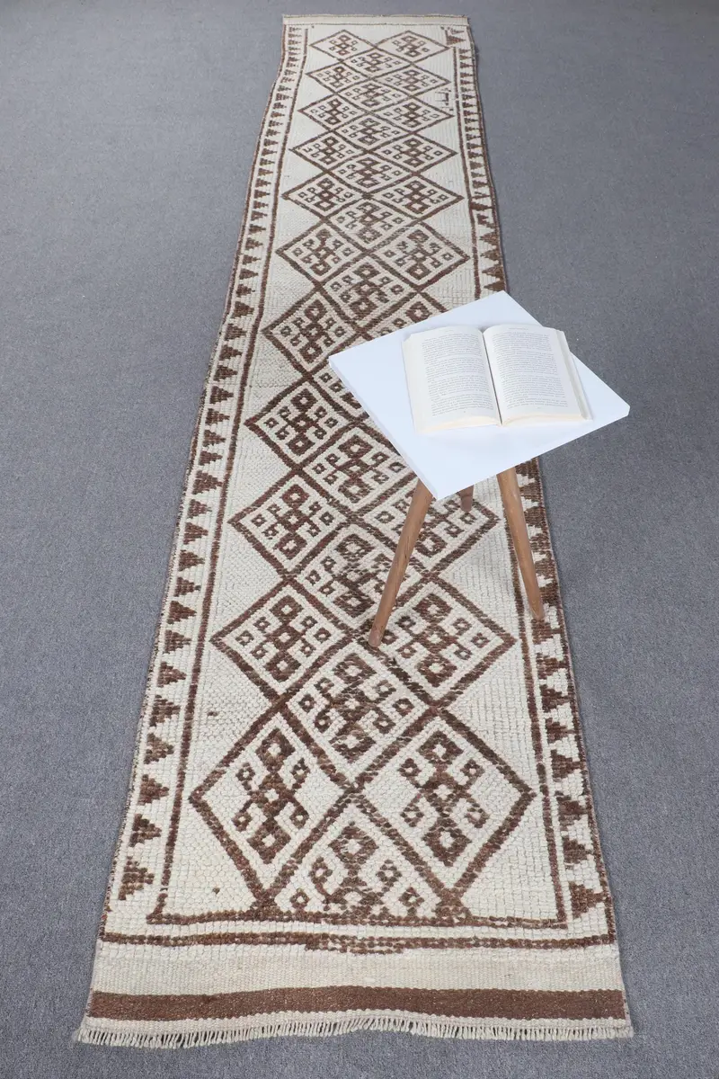 Handgefertigter beigefarbener Teppich, 0,2 x 12,2 Fuß großes Randdesign