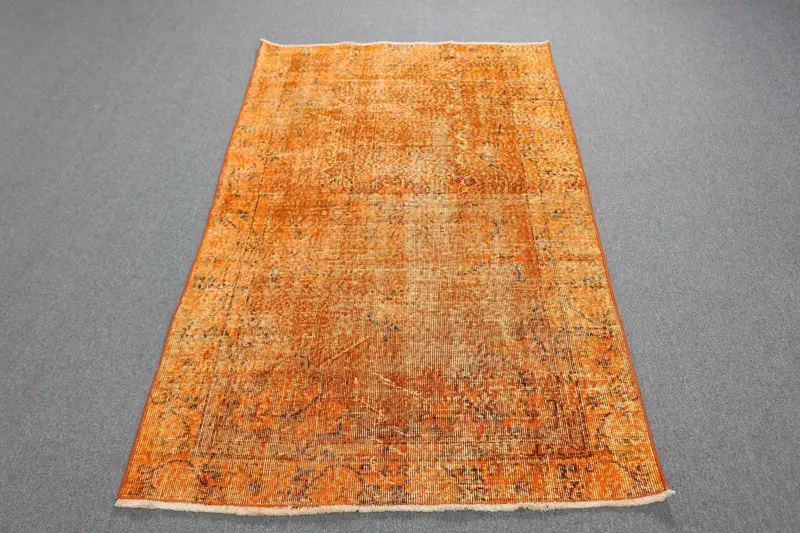 Alfombra con estampado animal naranja y verde, 108x195 cm