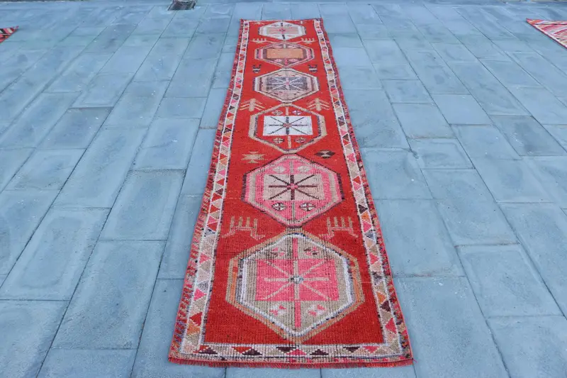 Türkischer Vintage-Teppich, 2,6x12,6 ft Herki-Teppich, roter marokkanischer Läuferteppich - 1