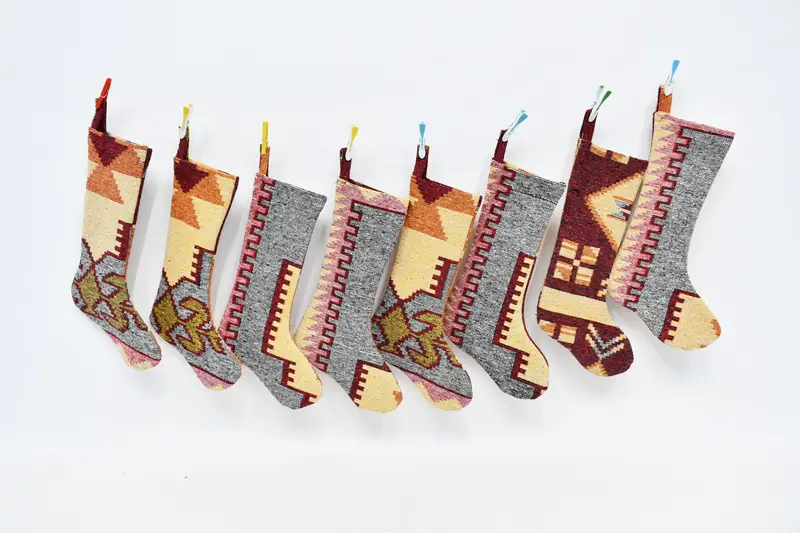 Şenlikli Noel Süsleri Deseni, 8 İnç Geniş Tatil Çorabı