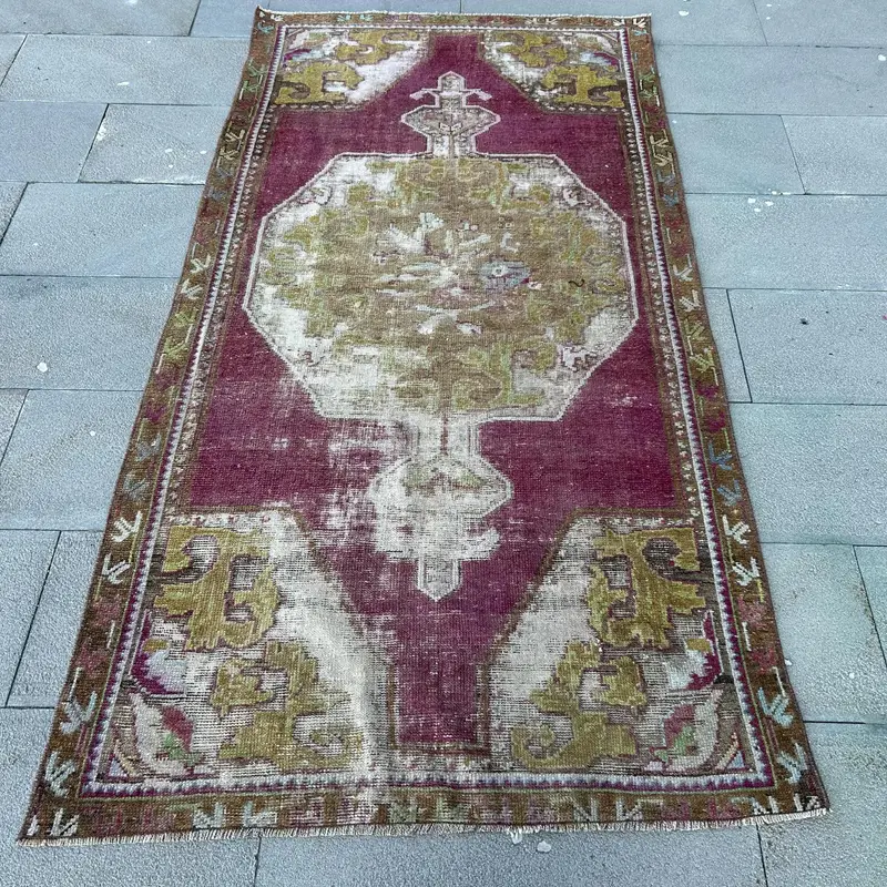 Gelber und lila Teppich, 3,6 x 6,9 Fuß, geometrisch mit Blumenmotiven