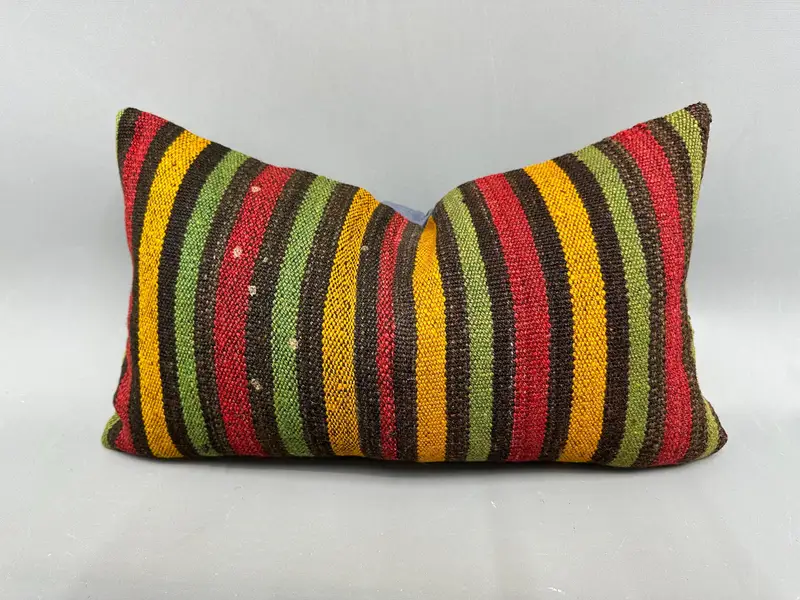 Rot-grün gestreiftes Kissen, besticktes Vintage-Kissen