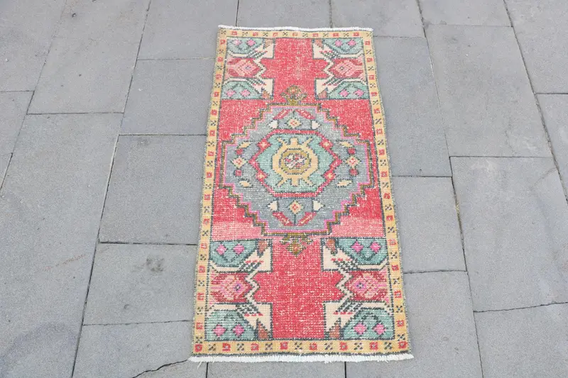 Türkischer Vintage-Teppich, 1,6 x 3,2 Fuß großer Oushak-Teppich, rot-blauer Tarnteppich - 1