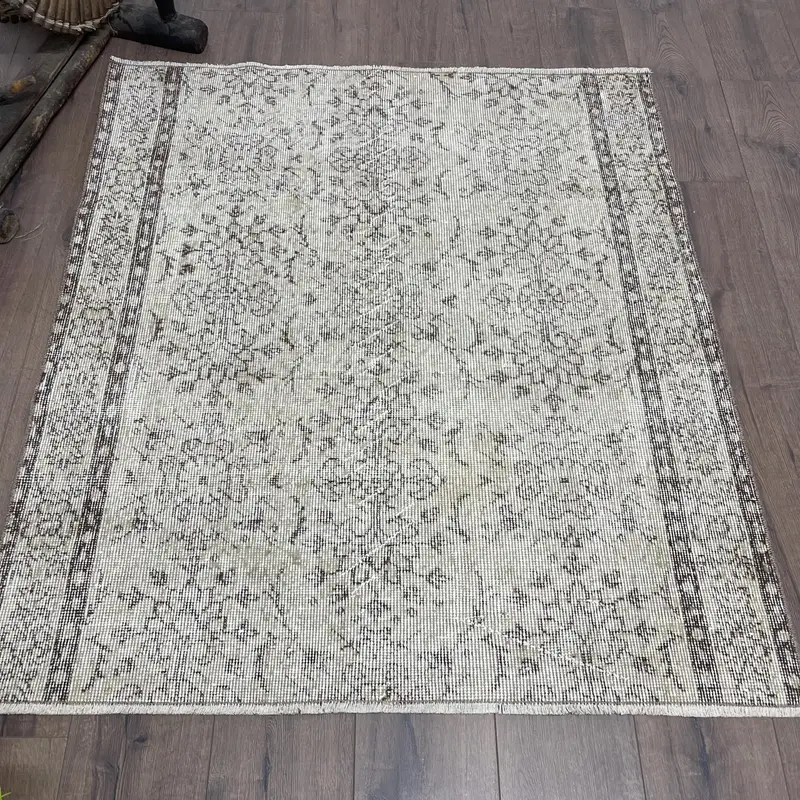 Eleganter Perserteppich in Beige und Braun, 3,8 x 4,3 Fuß