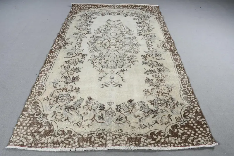 Türkischer großer Teppich 5,3 x 9,1 Fuß, Vintage Oushak brauner Wollteppich mit Tiermuster - 1