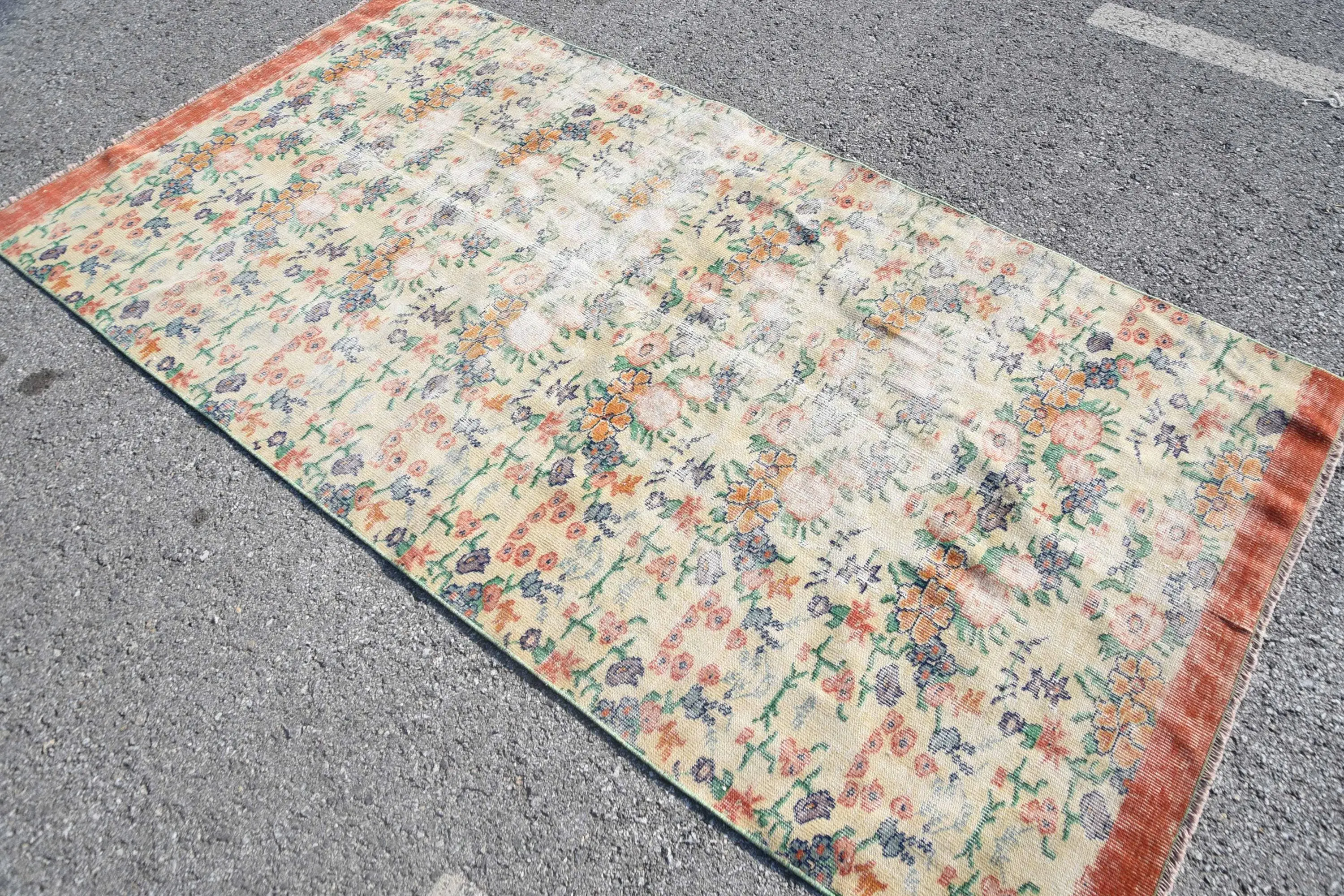 Vintage Alan Halısı 4,3x8,2 ft (130x249 cm), Bej Çiçekli Türk Halısı - 1