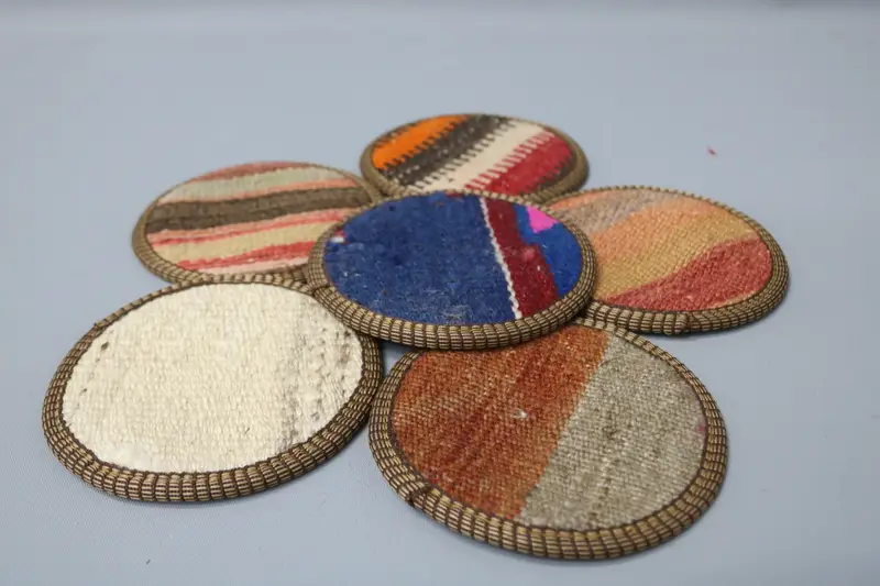 Blau und rot gestreifter Untersetzer, handgefertigter Untersetzer aus Wolle und Leder