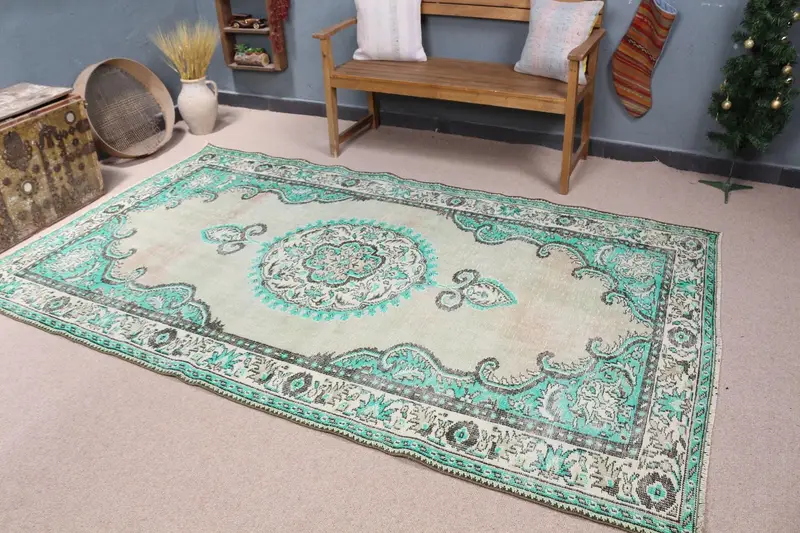 エレガントなベージュ&グリーンのペルシャ絨毯、5.2x8.8フィート