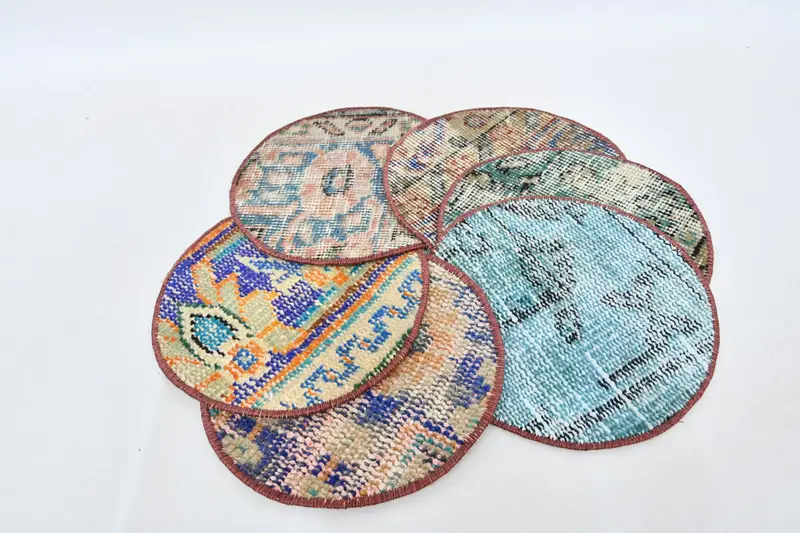 エレガントなグリーンとブロンズのプレースマット、滑り止めダイニングアクセサリー