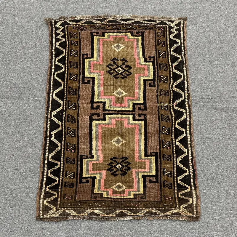 Brauner und rosa Teppich, 1,8 x 2,7 Fuß, gestreiftes geometrisches Design