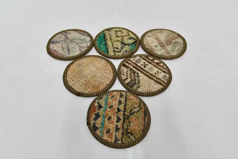 Elegantes posavasos beige y naranja, protección de mesa premium