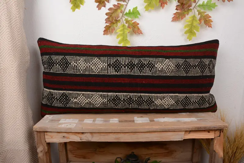 Rot-braun gestreiftes Kissen, handgefertigtes besticktes Kissen