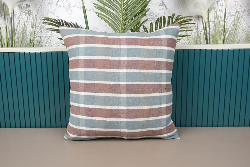 Blau und braun gestreiftes Kissen, besticktes Vintage-Kissen