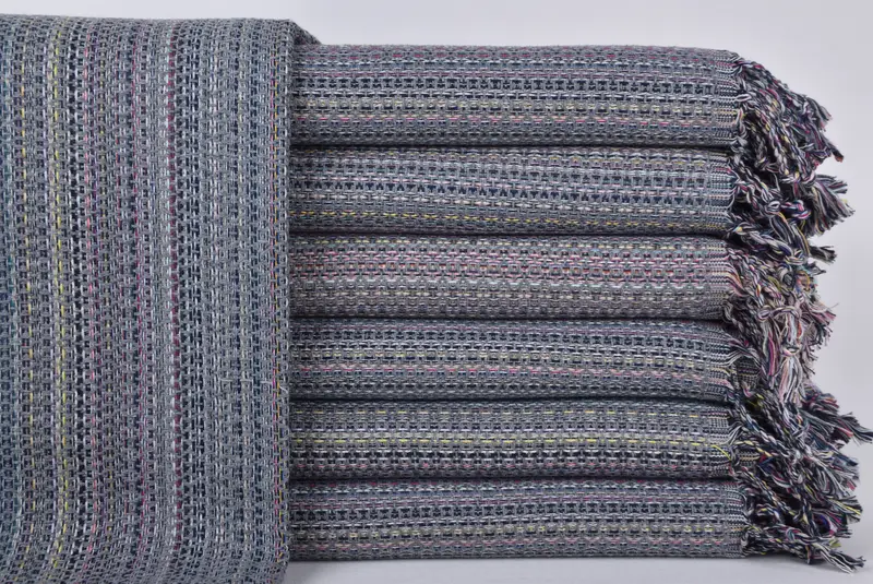 刺繍入りビーチタオル モノグラム ダークグレー ベージュ 40x71 インチ - 1