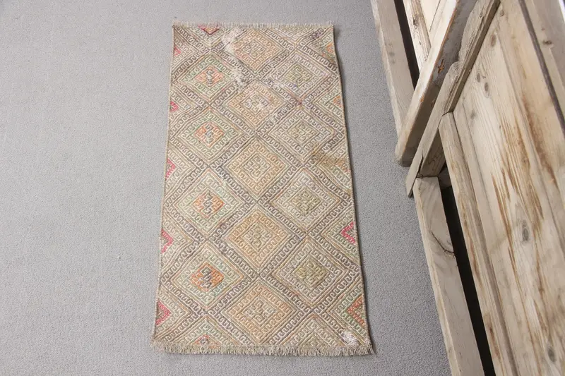 Grüner Orientteppich, 1,3 x 2,6 Fuß mit orangefarbenen Akzenten