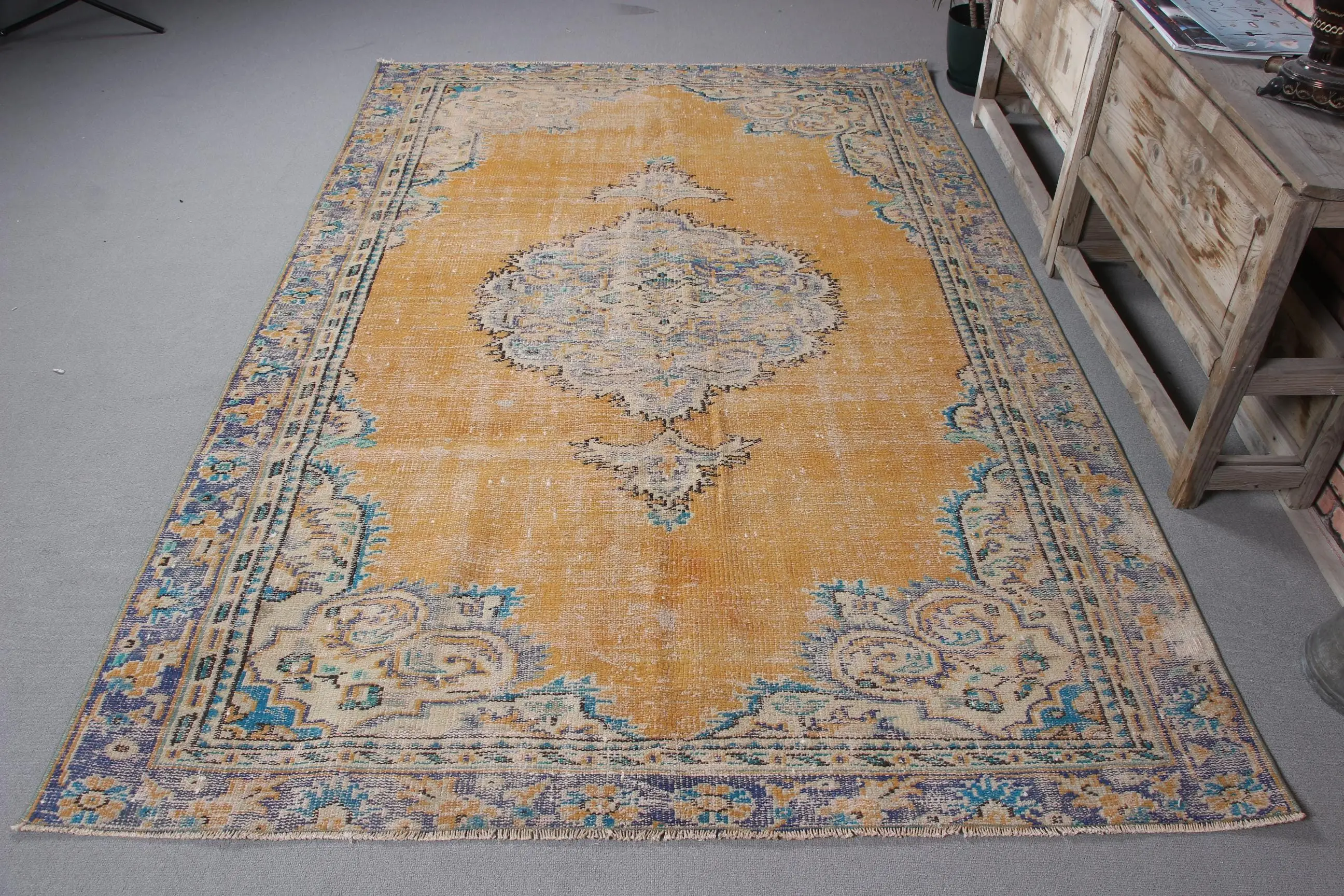 Türkischer Vintage-Teppich, 5,6 x 8,5 Fuß großer Teppich, gelb-blauer marokkanischer Wollteppich - 1
