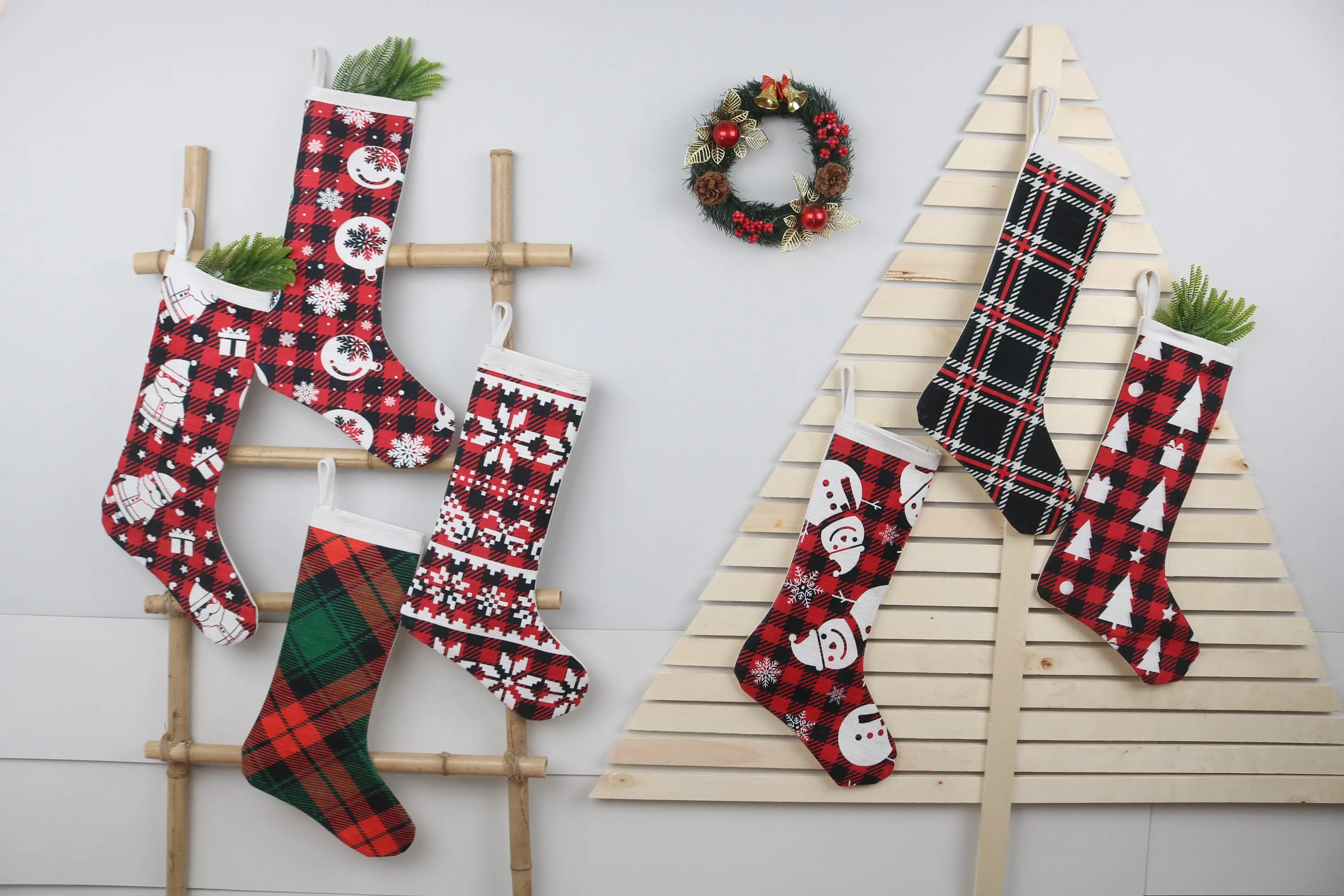 Patrón de adornos navideños festivos, calcetín navideño de 22 pulgadas de ancho - 1