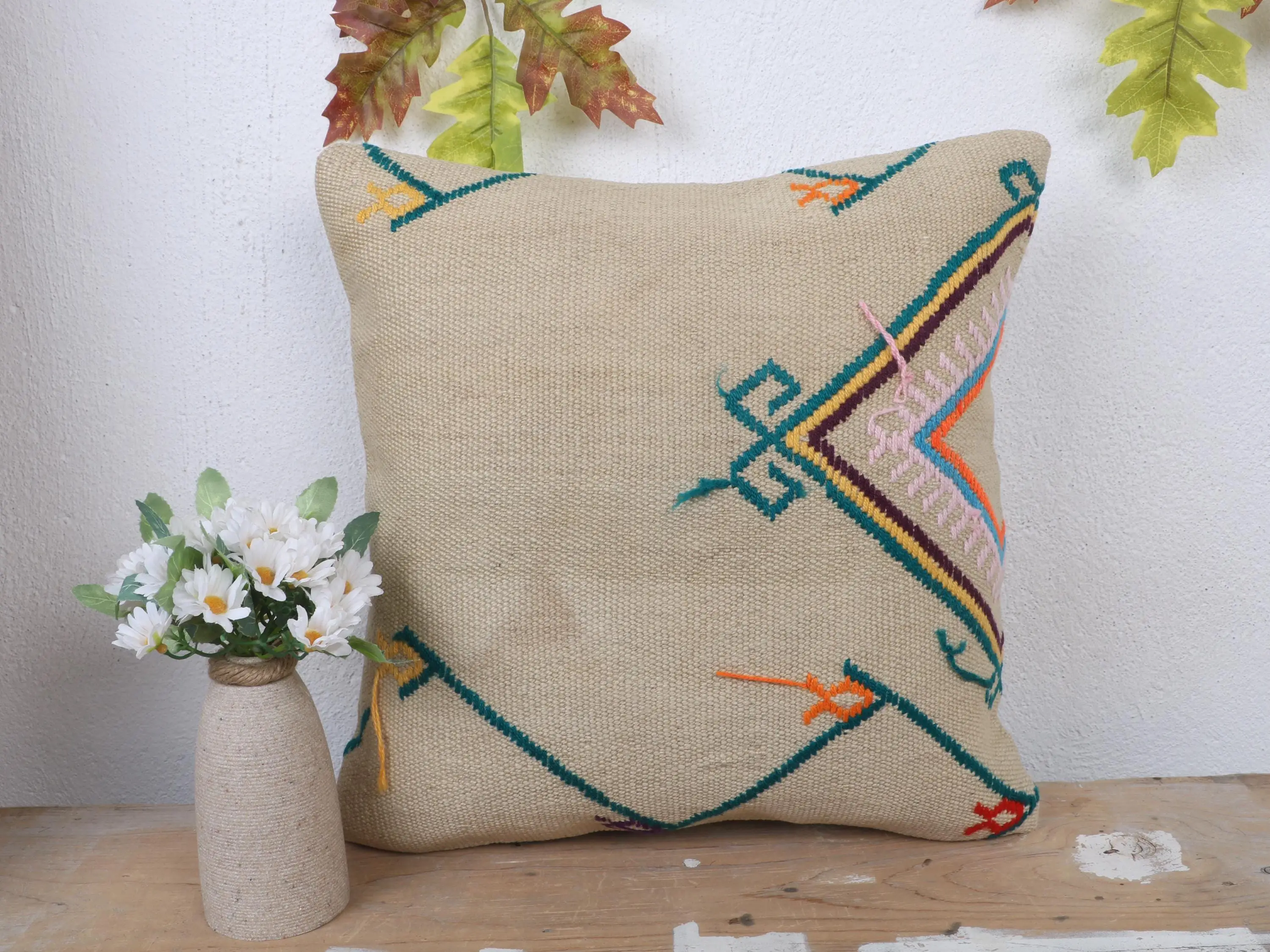 ベージュ & グリーンの刺繍入りクッション、手作りの幾何学模様のクッション - 1