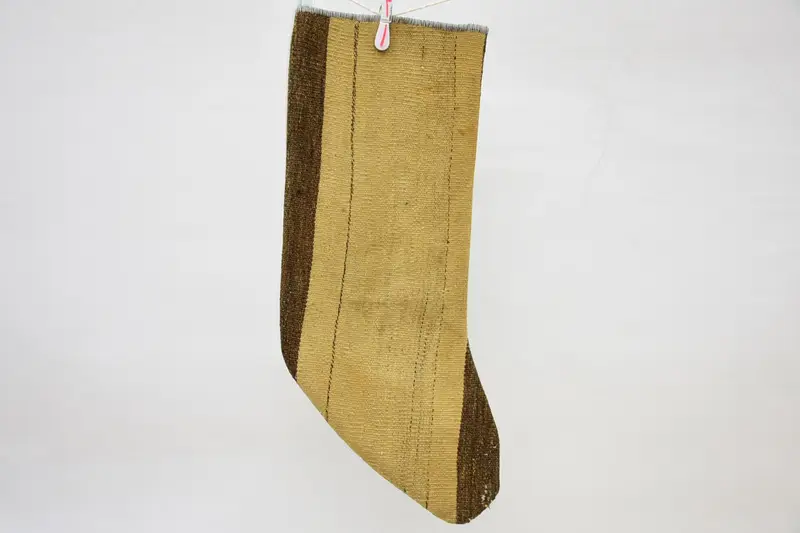 Beiger Weihnachtsstrumpf mit braunen Ornamenten, festliche Weihnachtsdekoration