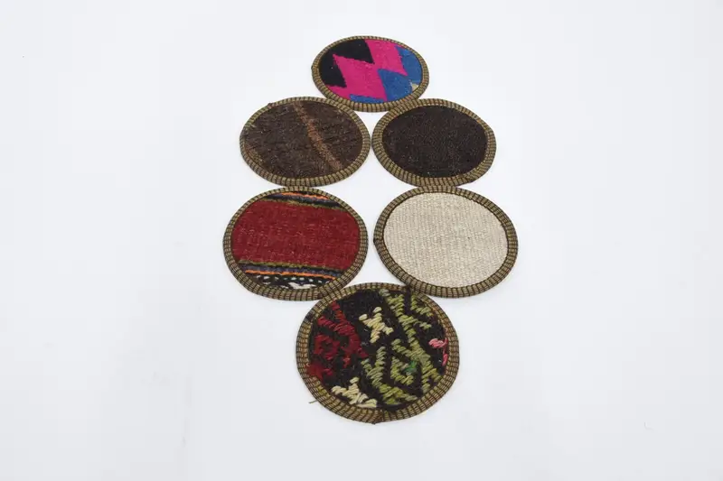 Böhmischer runder Untersetzer, brauner und rosafarbener Untersetzer