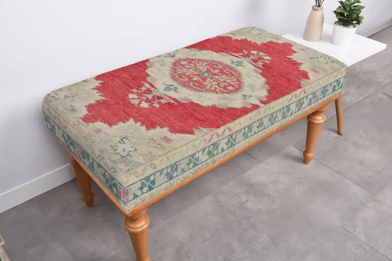 レッド＆グレーのカントリースタイルオットマン、キリム風のオットマン