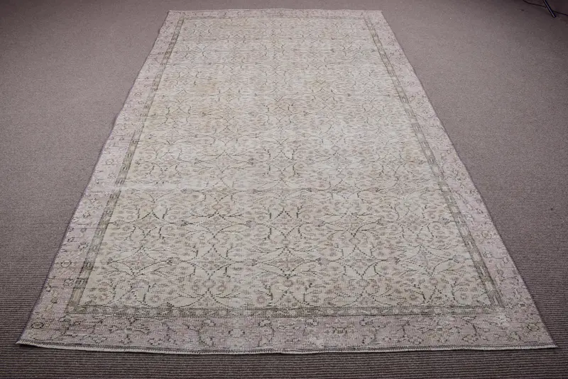 Alfombra vintage de 5,7x9,6 pies, alfombra grande turca, alfombra abstracta blanca - 1