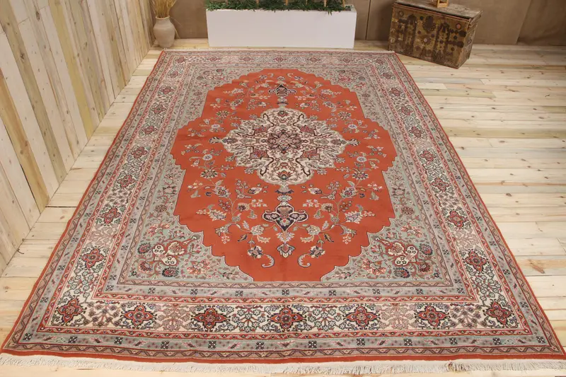 Handgefertigter orange-blauer Teppich, 0,7 x 12 Fuß abstrakt