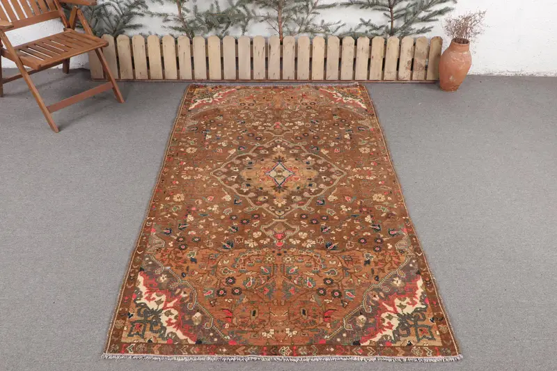 Handgefertigter braun-rosa Tarnteppich, 4,4 x 7,3 Fuß