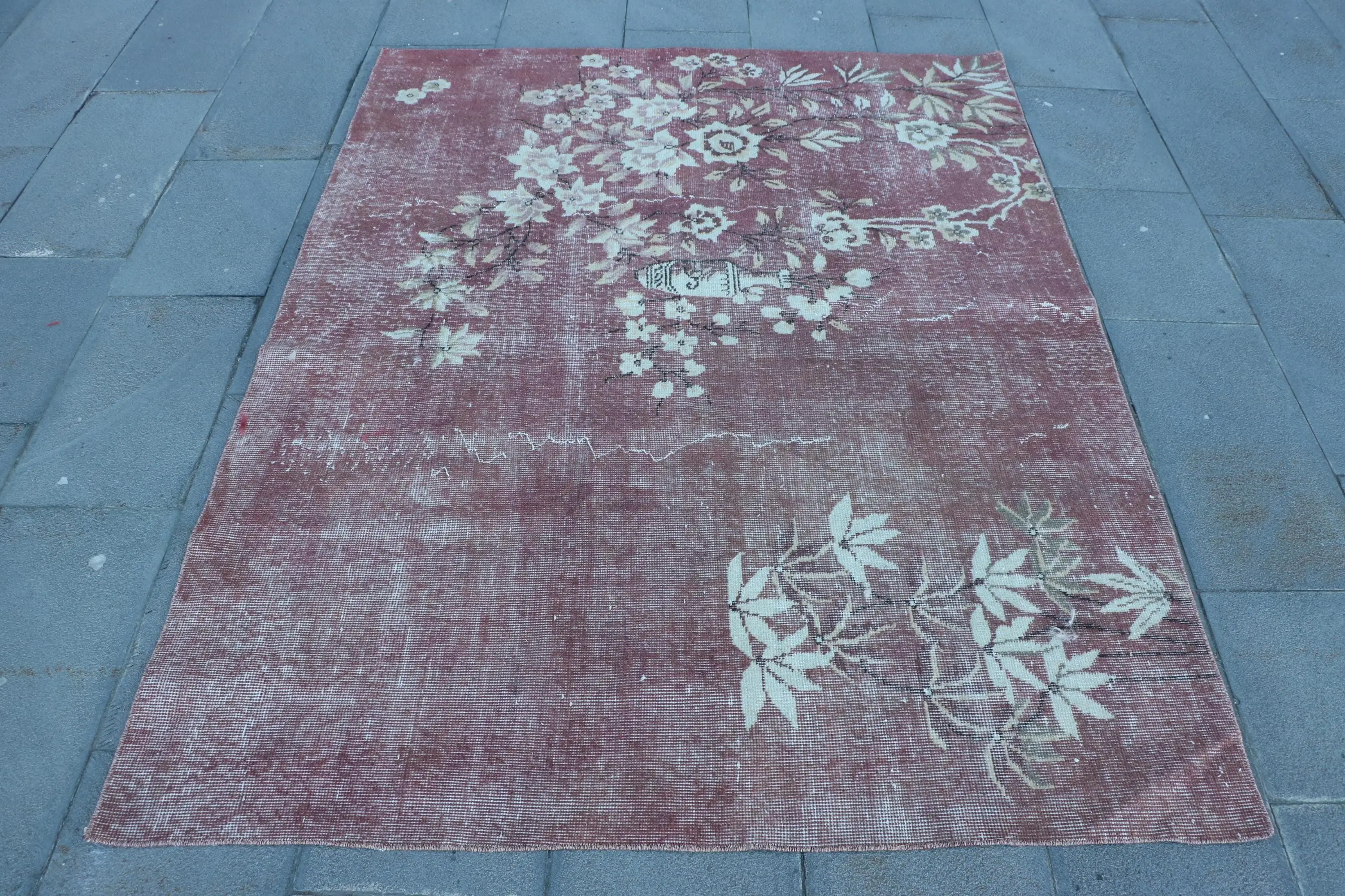 Türkischer Vintage-Teppich, 4,8 x 6,2 Fuß großer Teppich, rot-weißer Blumenteppich - 1