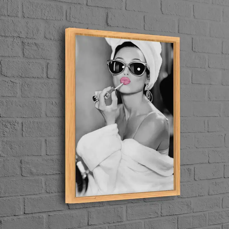 オードリー ヘプバーン ピンク リップ キャンバス: 象徴的なファッション アート プリント
