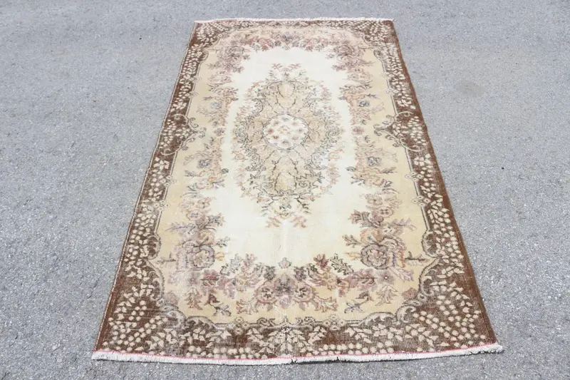 Türk Vintage Halısı 3,9x6,5 ft (118x198 cm), Oushak Kahverengi Bitki ve Ağaç Halısı - 1
