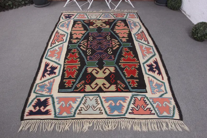 El Yapımı Bej ve Siyah Çiçekli Halı, 4,7x7,4 ft