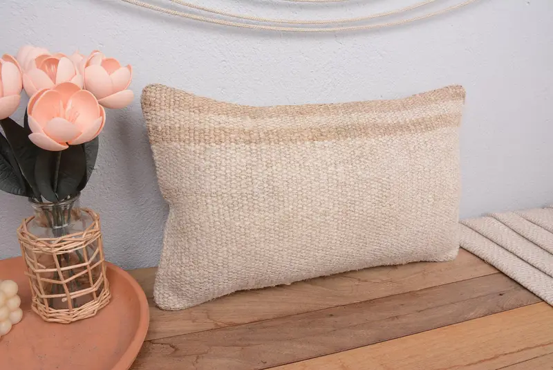 Almohada bordada de color beige y bronce, almohada de tiro hecha a mano de 12x20