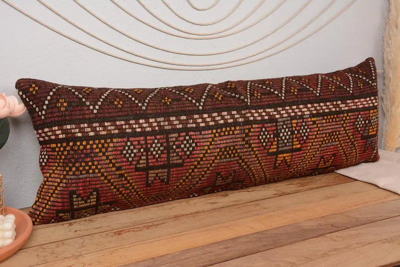 Geometrisches Wurfkissen in Rot und Braun, handgefertigtes Kissen aus Leinen und Wolle