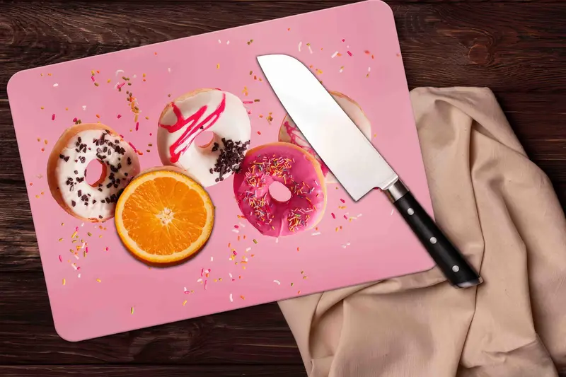 キッチン用のドーナツ柄のピンクがかったガラスまな板