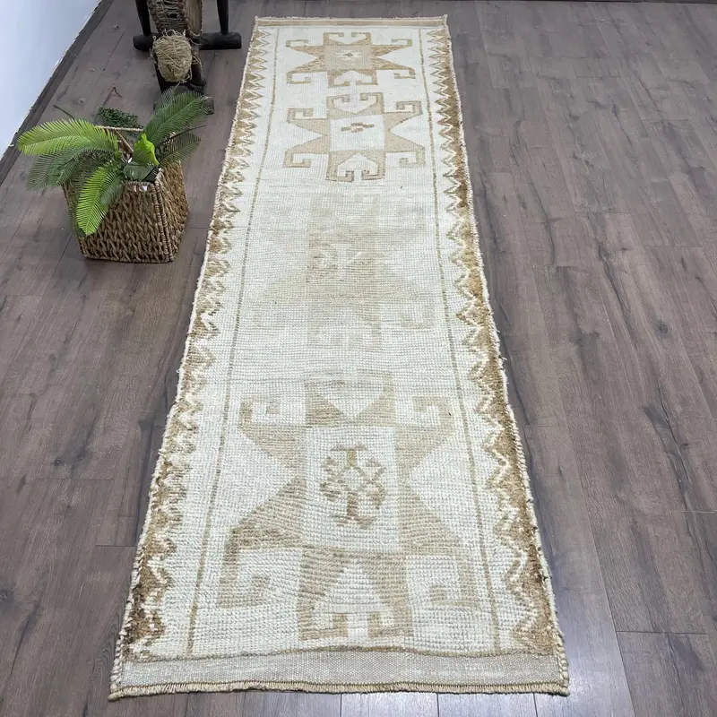 Eleganter beiger Teppich, 3,1x10,6 Fuß gestreift mit geometrischen Formen